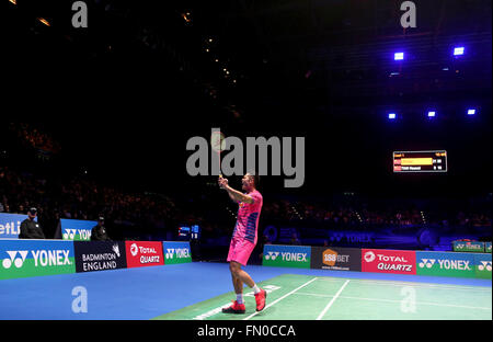 Birmingham, UK. Mar 13, 2016. La Chine Lin Dan célèbre après tout l'Angleterre Open Badminton masculin match final contre son compatriote Tian Houwei de Birmingham, le centre de l'Angleterre, le 13 mars 2016. Lin Dan a gagné 2-0. Credit : Han Yan/Xinhua/Alamy Live News Banque D'Images