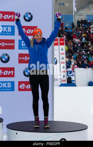 Holmenkollen, Oslo, Norvège. Mar 13, 2016. Coupe du monde de Biathlon IBU. Kaisa Makarainen de Finlande (médaille de bronze) au podium remise de médaille aux Championnats du monde au cours de l'IBU Biathlon. Credit : Action Plus Sport/Alamy Live News Banque D'Images