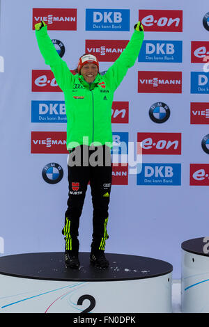 Holmenkollen, Oslo, Norvège. Mar 13, 2016. Coupe du monde de Biathlon IBU. Laura Dahlmeier d'Allemagne (médaille d'argent) sur le podium remise de médaille aux Championnats du monde au cours de l'IBU Biathlon. Credit : Action Plus Sport/Alamy Live News Banque D'Images