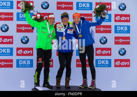 Holmenkollen, Oslo, Norvège. Mar 13, 2016. Championnats du monde de Biathlon IBU. L-R Laura Dahlmeier d'Allemagne médaille d'argent, Marie Dorin Habert de France médaille d'or, et Kaisa Makarainen de Finlande médaille de bronze au podium remise de médaille aux Championnats du monde au cours de l'IBU Biathlon. Credit : Action Plus Sport/Alamy Live News Banque D'Images