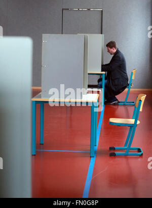 (160313) -- MAINZ, 13 mars 2016 (Xinhua) -- un homme remplit son bulletin de vote à Mainz, Allemagne, le 13 mars 2016. Élections de l'État dans trois États allemands : Rhénanie-palatinat, de Saxe-Anhalt et de Bade-Wurtemberg, est tenue le dimanche, qui est un test crucial pour la Chancelière allemande et présidente de l'démocrates-chrétiens allemands (CDU), Angela Merkel, qui est de plus en plus de pression sur sa politique d'immigration à l'égard des migrants et des réfugiés. L'Allemagne pour lutter contre le parti de la migration, l'Alternative pour l'Allemagne a vote massif des chiffres et sera presque certainement gagner des sièges dans les trois Banque D'Images