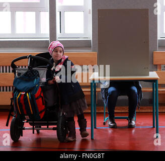 (160313) -- MAINZ, 13 mars 2016 (Xinhua) -- Daniela Moerscher remplit le bulletin de vote tandis que sa fille attend à ses côtés à un bureau de scrutin à Mainz, Allemagne, le 13 mars 2016. Élections de l'État dans trois États allemands : Rhénanie-palatinat, de Saxe-Anhalt et de Bade-Wurtemberg, est tenue le dimanche, qui est un test crucial pour la Chancelière allemande et présidente de l'démocrates-chrétiens allemands (CDU), Angela Merkel, qui est de plus en plus de pression sur sa politique d'immigration à l'égard des migrants et des réfugiés. L'Allemagne pour lutter contre le parti de la migration, l'Alternative pour l'Allemagne possède de solides chiffres du scrutin Banque D'Images