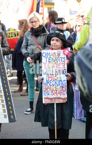 Londres, Royaume-Uni. 13 mars 2016. Manifestant nous tend un placard. Crédit : Marc Ward/Alamy Live News Banque D'Images