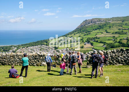 Groupe de marche randonnée dans le nord du parc national de Snowdonia (Eryri) sur la côte galloise Llanfairfechan ci-dessus, Conwy, au nord du Pays de Galles, Royaume-Uni, Angleterre Banque D'Images