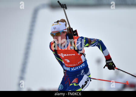 La Biathlète Marie Dorin Habert féminine de la France en action au cours de la femme 12,5km départ groupé compétition aux Championnats du monde de biathlon, dans l'Arène de ski de Holmenkollen, Oslo, Norvège, 13 mars 2016. Photo : Hendrik Schmidt/dpa Banque D'Images