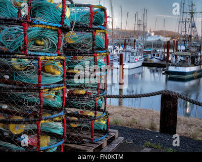 Les casiers et les bateaux à Newport Harbor sur la rivière Yaquina, Oregon Banque D'Images