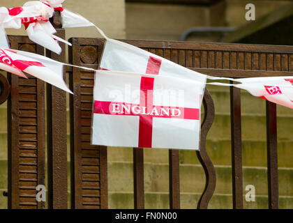 Drapeaux Anglais décoratives accrochées au plafond d'un pub. Liverpool, Royaume-Uni. Banque D'Images