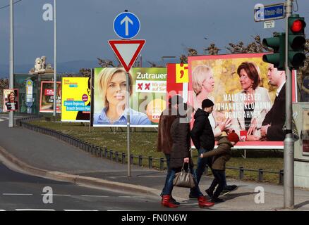 (160313) -- MAINZ, 13 mars 2016 (Xinhua) -- La campagne électorale, les panneaux publicitaires sont vus à Mainz, Allemagne, le 13 mars 2016. Élections de l'État dans trois États allemands y compris la Rhénanie-Palatinat, Saxe-Anhalt et Bade-wurtemberg ont eu lieu le dimanche. C'est un test crucial pour la Chancelière allemande et présidente de l'démocrates-chrétiens allemands (CDU), Angela Merkel, qui est de plus en plus de pression sur sa politique d'immigration à l'égard des migrants et des réfugiés. L'Allemagne pour lutter contre le parti de la migration, l'Alternative pour l'Allemagne a vote massif des chiffres et sera presque certainement gagner des sièges dans les trois s Banque D'Images