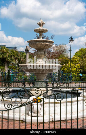 Un triple rang fontaine en pierre construit en 1897 pour commémorer le Jubilé de diamant de la reine Victoria se trouve en face d'un chemin bordé d'arbres Banque D'Images