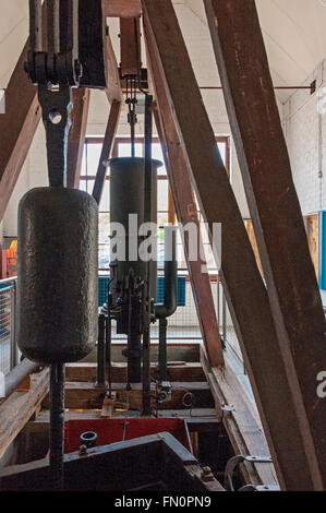 Une machine à vapeur de l'atmosphère de travail installé dans la chambre moteur Newcomen démontre comment la vapeur est converti en travail mécanique Banque D'Images
