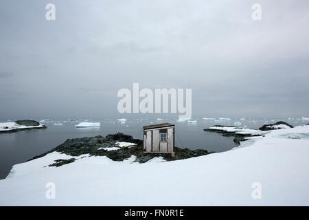 L'antarctique, péninsule Antarctique, l'Île Detaille également connu sous le nom de détail île près de cercle antarctique, avec cabane. Banque D'Images