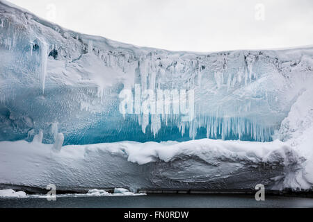 L'antarctique, péninsule Antarctique, îles de poissons, les glaçons sur la glace porte-à-faux ou cave Banque D'Images