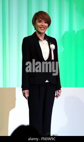 Tokyo, Japon. Mar 13, 2016. Chanteuse japonaise Eriko Imai (C) sourire alors qu'elle a été désignée comme candidate à l'élection à la Chambre haute du congrès du parti LDP 83th à Tokyo le Dimanche, Mars 13, 2016. Le LDP a annoncé les candidats à la prochaine élection de la Chambre haute dans ce Juillet à la convention. © Yoshio Tsunoda/AFLO/Alamy Live News Banque D'Images