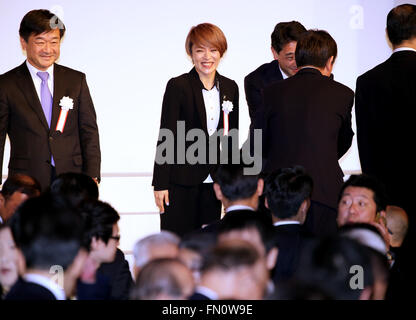 Tokyo, Japon. Mar 13, 2016. Chanteuse japonaise Eriko Imai (C) sourire alors qu'elle a été désignée comme candidate à l'élection à la Chambre haute du congrès du parti LDP 83th à Tokyo le Dimanche, Mars 13, 2016. Le LDP a annoncé les candidats à la prochaine élection de la Chambre haute dans ce Juillet à la convention. © Yoshio Tsunoda/AFLO/Alamy Live News Banque D'Images