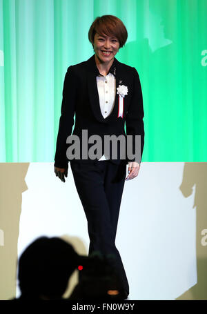 Tokyo, Japon. Mar 13, 2016. Chanteuse japonaise Eriko Imai (C) sourire alors qu'elle a été désignée comme candidate à l'élection à la Chambre haute du congrès du parti LDP 83th à Tokyo le Dimanche, Mars 13, 2016. Le LDP a annoncé les candidats à la prochaine élection de la Chambre haute dans ce Juillet à la convention. © Yoshio Tsunoda/AFLO/Alamy Live News Banque D'Images
