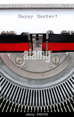 Joyeuses Pâques Texte en français écrit avec une vieille machine à écrire, photo verticale Banque D'Images