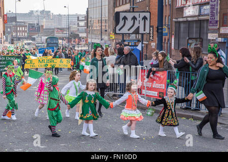 Birmingham, UK. 13 mars, 2016. St Patricks Day Parade Birmingham West Midlands UK les foules étaient en force profitant du soleil du printemps Crédit : David Holbrook/Alamy Live News Banque D'Images