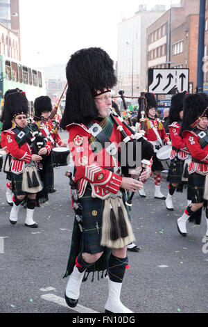 Birmingham, UK. 13 mars, 2016. St Patricks Day Parade Birmingham West Midlands UK les foules étaient en force profitant du soleil du printemps Crédit : David Holbrook/Alamy Live News Banque D'Images