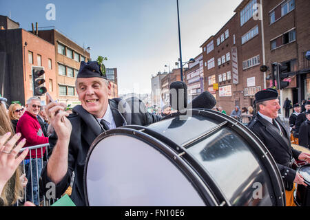 Birmingham, UK. 13 mars, 2016. St Patricks Day Parade Birmingham West Midlands UK les foules étaient en force profitant du soleil du printemps Crédit : David Holbrook/Alamy Live News Banque D'Images