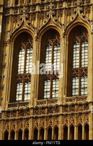 Structure du Palais de Westminster, lieu de rencontre de la Chambre des communes et de la Chambre des lords. Tour Victoria dans le coin sud-ouest Banque D'Images