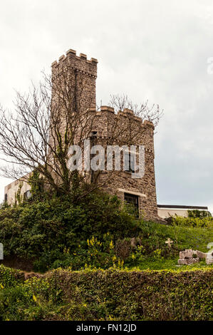 La tour de pierre de Stark et la tourelle de la petite ardoise et calcaire construit paradise sur une falaise, à la garde côtière de l'estuaire de Dart Banque D'Images