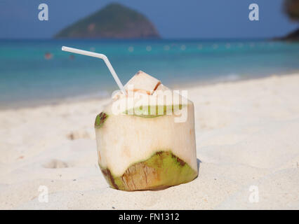 Cocktail de noix de coco sur la plage de sable blanc Banque D'Images
