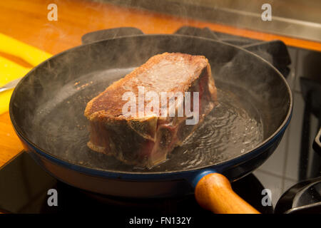 Porterhouse steak dans une casserole Banque D'Images