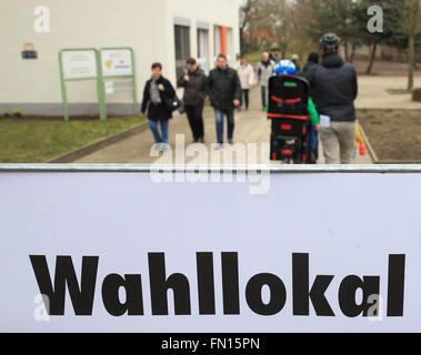 Magdeburg, Allemagne. Mar 13, 2016. Les citoyens arrivent au bureau de scrutin pour voter dans les élections parlementaires de l'état de Saxe-Anhalt à Magdeburg, Allemagne, 13 mars 2016. Photo : JENS WOLF/dpa/Alamy Live News Banque D'Images