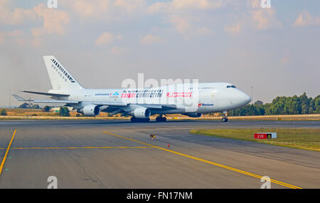 JOHANNESBURG - AVRIL 18:Boeing-747 Kenya Airways cargo de la préparation pour le décollage le 18 avril 2012 à Johannesburg, Afrique du Sud. J Banque D'Images