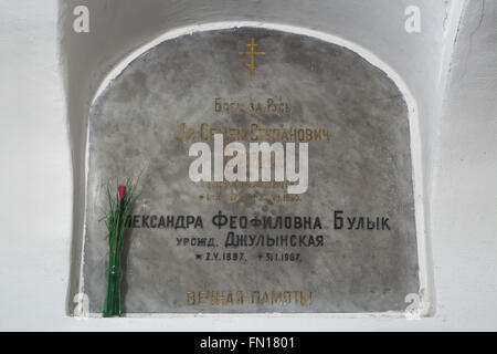 Tombe de l'homme politique ukrainien Semyon Bulyk, qui ont lutté pour l'indépendance de la Galice et de l'Autrichienne Ruthénie Carpatique, dans la crypte souterraine de la Dormition à l'Église Cimetière Olsany à Prague, République tchèque. Avocat et publiciste Semyon Stepanovitch Bulyk, né le 1 septembre 1877, vit en exil en Tchécoslovaquie après la Première Guerre mondiale et meurt à l'âge de 72 ans le 23 juillet 1950. Feofilovna Bulyk sa femme Alexandra, née Dzhulynskaya, né le 2 mai 1887, et est décédé à l'âge de 79 le 31 janvier 1967, a été enterré dans le même créneau de la fin de l'inhumation. L'église de la Dormition au cimetière Olsany a été construit en 192 Banque D'Images