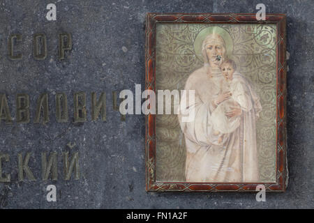 L'icône orthodoxe de la Vierge Marie avec l'enfant sur la tombe d'Shapilovskaya Yelizaveta médecin russe dans le crypte de l'église de la Dormition au cimetière Olsany à Prague, République tchèque. Yelizaveta Alexandrovna Shapilovskaya Andreyanova, nee, servi en tant qu'infirmière et à la fin comme un médecin de la Division de fusiliers Drozdovsky de l'Armée Blanche pendant la guerre civile russe. Son mari, le professeur Vladimir Pavlovich Shapilovsky, un colonel de l'Armée Blanche, qui est mort le 12 juillet 1954, et sa sœur Vera Alexandrovna Fridman, nee Andreyanova, décédé le 15 juin 1961, ont été enterrés dans le même cimetière ni Banque D'Images
