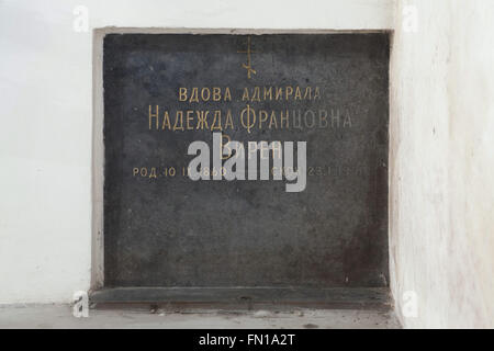 Tombe de Nadezhda Wiren, veuve de l'amiral russe Robert Wiren, dans la crypte souterraine de la Dormition à l'Église Cimetière Olsany à Prague, République tchèque. Nadezhda Frantsevna Wiren, nee Alexandrova, né le 10 octobre 1860, a été une femme de l'amiral Robert Wiren était un officier de la marine impériale de Russie au cours de la guerre russo-japonaise et la Première Guerre mondiale. Il a été un coup de baïonnette en mars 1917 par pro-bolchevique des marins de Cronstadt, peu après la révolution de février. Sa veuve vit en exil en Tchécoslovaquie après et est décédé à l'âge de 89, le 23 janvier 1950. L'église de la Dormition à l'Olsan Banque D'Images