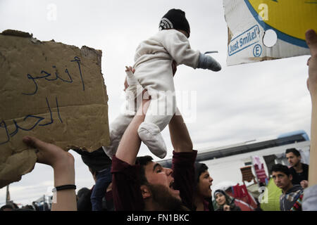 Idonemi, Grèce. Mar 12, 2016. Grèce / Macédoine/Idomeni la frontière 12 mars 2016 Gevgelija.des milliers de migrants sont bloqués à la fermeture de la frontière entre la Grèce et la Macédoine 10 000 personnes sont maintenant à la frontière, dans des conditions désespérées © Danilo Balducci/ZUMA/Alamy Fil Live News Banque D'Images