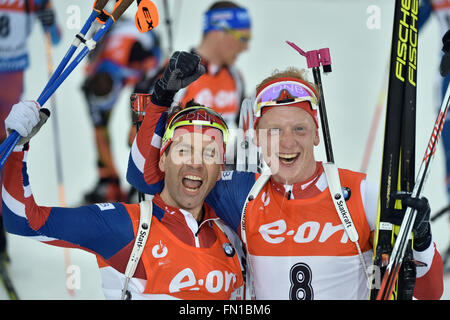 Ole Einar Bjoerndalen (L) de la Norvège célèbre avec Johannes Thingnes Boe de la Norvège après les hommes 15km départ groupé compétition aux Championnats du monde de biathlon, dans l'Arène de ski de Holmenkollen, Oslo, Norvège, 13 mars 2016. Photo : Hendrik Schmidt/dpa Banque D'Images