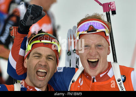 Ole Einar Bjoerndalen (L) de la Norvège célèbre avec Johannes Thingnes Boe de la Norvège après les hommes 15km départ groupé compétition aux Championnats du monde de biathlon, dans l'Arène de ski de Holmenkollen, Oslo, Norvège, 13 mars 2016. Photo : Hendrik Schmidt/dpa Banque D'Images