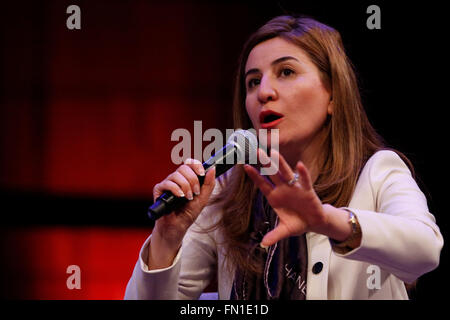 Londres, Royaume-Uni. 12 mars, 2016. Vian Dakhil Yazidis, député et ancien vainqueur de la matière dans la guerre (atteindre toutes les femmes dans la guerre) Anna Politkovskaïa Award 2015 parle pendant les 'refusant d'être réduites au silence" au South Bank Centre à Londres, UK Samedi 12 Mars, 2016. Matières à la Guerre soutient les femmes qui défendent les droits de l'homme et de l'injustice et qui risquent leur vie en conflit. Credit : Luke MacGregor/Alamy Live News Banque D'Images