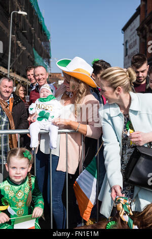 Birmingham, UK. 13 mars, 2016. Les rues bordées de milliers de Digbeth au centre-ville, la célébration de la St patron des Irlandais 'St' . Le défilé était remplie de fanfares,voitures,flotteurs,scooter,et danseurs . Après le défilé il y avait beaucoup de musique live et d'animations autour de la ville, le tout dans le soleil du printemps précoce. Crédit : Ian Francis/Alamy Live News Banque D'Images