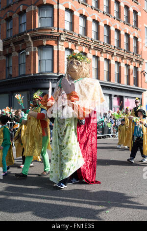 Birmingham, UK. 13 mars, 2016. Les rues bordées de milliers de Digbeth au centre-ville, la célébration de la St patron des Irlandais 'St' . Le défilé était remplie de fanfares,voitures,flotteurs,scooter,et danseurs . Après le défilé il y avait beaucoup de musique live et d'animations autour de la ville, le tout dans le soleil du printemps précoce. Crédit : Ian Francis/Alamy Live News Banque D'Images