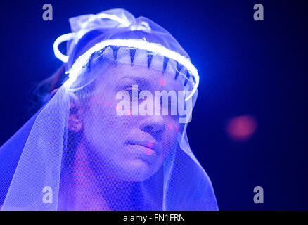 Un modèle marche à travers la passerelle pendant une blacklight fashion show pour l'ouverture de la 'lumière' Luminale spectacle à Offenbach, Allemagne, 12 mars 2016. Cette année, l'Luminale se déroule du 13 au 18 mars 2016 et dispose d'environ 200 installations de lumière à Francfort et d'Offenbach. Photo : BORIS ROESSLER/dpa Banque D'Images