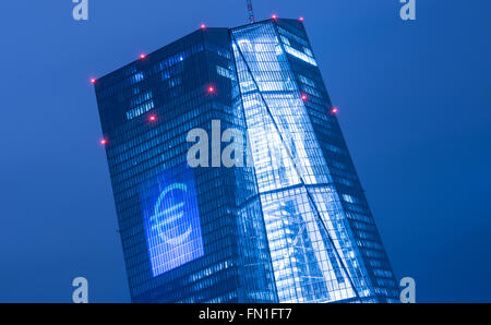 Un symbole de l'Euro est projetée sur la façade de la Banque centrale européenne pour la 'lumière' Luminale spectacle à Frankfurt am Main, Allemagne, 12 mars 2016. Cette année, l'Luminale se déroule du 13 au 18 mars 2016 et dispose d'environ 200 installations de lumière à Francfort et d'Offenbach. Photo : BORIS ROESSLER/dpa Banque D'Images