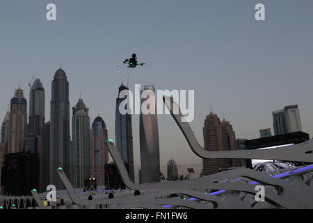 Dubaï, Émirats arabes unis. Samedi 12 Mars, 2016, DUBAÏ, ÉMIRATS ARABES UNIS. Dubaï accueille le premier concours international de drone, attirant plus de 150 pilotes de drones et leurs équipes de partout dans le monde pour concourir pour un prix de 1 million de dollars. Luc Bannister a gagné le prix des courses et Kim Minchan a remporté la compétition de freestyle. La compétition a vu les équipes en concurrence sur un voie à Skydive Dubaï, près de la marina de Dubaï. 150 équipes qualifiées et s'est rendu à Dubaï. Crédit : David Stock/Alamy Live News Banque D'Images