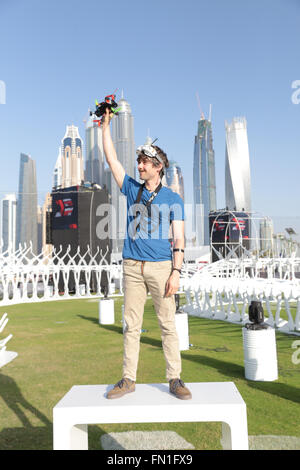 Dubaï, Émirats arabes unis. Samedi 12 Mars, 2016, DUBAÏ, ÉMIRATS ARABES UNIS. Dubaï accueille le premier concours international de drone, attirant plus de 150 pilotes de drones et leurs équipes de partout dans le monde pour concourir pour un prix de 1 million de dollars. Luc Bannister a gagné le prix des courses et Kim Minchan a remporté la compétition de freestyle. La compétition a vu les équipes en concurrence sur un voie à Skydive Dubaï, près de la marina de Dubaï. 150 équipes qualifiées et s'est rendu à Dubaï. Crédit : David Stock/Alamy Live News Banque D'Images