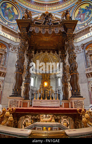 ROME - Le 03 août : fragment architectural de la cathédrale Saint-Pierre, 03 août 2014 dans la Cité du Vatican (Rome), Italie Banque D'Images