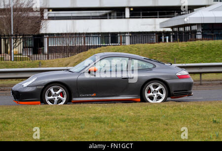 Une Porsche 911 Carrera 4S sports voiture roulant le long de la route à l'ouest de Kingsway à Dundee, Royaume-Uni Banque D'Images