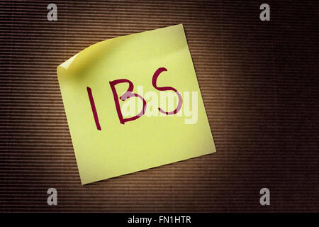 Le syndrome irritable d'entrailles (IBS) sigle sur Post-it jaune Banque D'Images