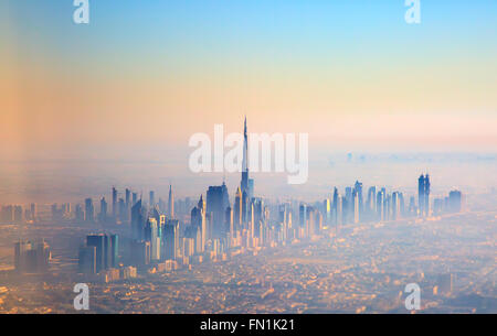 Dubaï, Émirats arabes unis - 20 février : Coucher de soleil sur le centre-ville de Burj Dubaï, 20 février 2016 à Dubaï, aux Emirats Arabes Unis. Dubaï est plus grand cit Banque D'Images