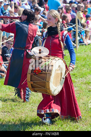 HINWIL, SUISSE - 18 MAI : des personnes non identifiées, jouant de la musique médiévale de reconstruction de tournoi près de Kyburg château le 18 mai Banque D'Images