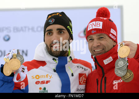 Martin Fourcade (L) de la France et de l'Ole Einar Bjoerndalen de la Norvège montrent leurs médailles après les hommes 15km départ groupé compétition aux Championnats du monde de biathlon, dans l'Arène de ski de Holmenkollen, Oslo, Norvège, 13 mars 2016. Photo : Hendrik Schmidt/dpa Banque D'Images