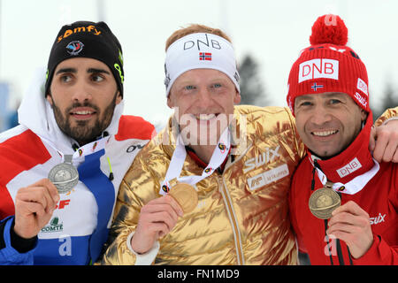 Deuxième placé Martin Fourcade (L-R) de la France, vainqueur Johannes Thingnes Boe de Norvège et le troisième placé Ole Einar Bjoerndalen de la Norvège montrent leurs médailles après les hommes 15km départ groupé compétition aux Championnats du monde de biathlon, dans l'Arène de ski de Holmenkollen, Oslo, Norvège, 13 mars 2016. Photo : Hendrik Schmidt/dpa Banque D'Images