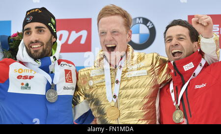 Deuxième placé Martin Fourcade (L-R) de la France, vainqueur Johannes Thingnes Boe de Norvège et le troisième placé Ole Einar Bjoerndalen de Norvège célébrer sur le podium après les hommes 15km départ groupé compétition aux Championnats du monde de biathlon, dans l'Arène de ski de Holmenkollen, Oslo, Norvège, 13 mars 2016. Photo : Hendrik Schmidt/dpa Banque D'Images